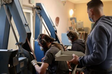 Fabrication artisanale couteau traditionnel à Nîmes Coutellerie Le Camarguais - Visites et stages