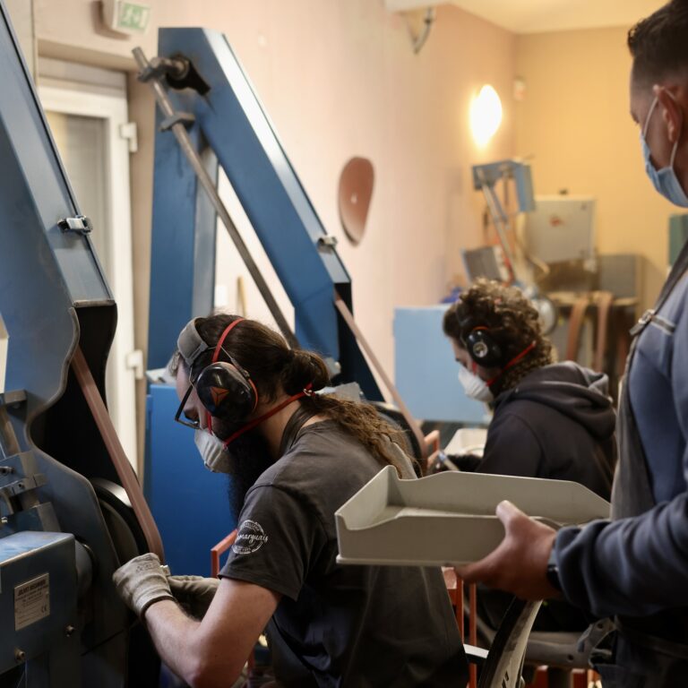 Fabrication artisanale couteau traditionnel à Nîmes Coutellerie Le Camarguais - Visites et stages