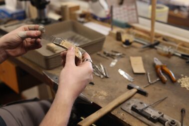 Fabrication artisanale couteau traditionnel à Nîmes Coutellerie Le Camarguais - Visites et stages