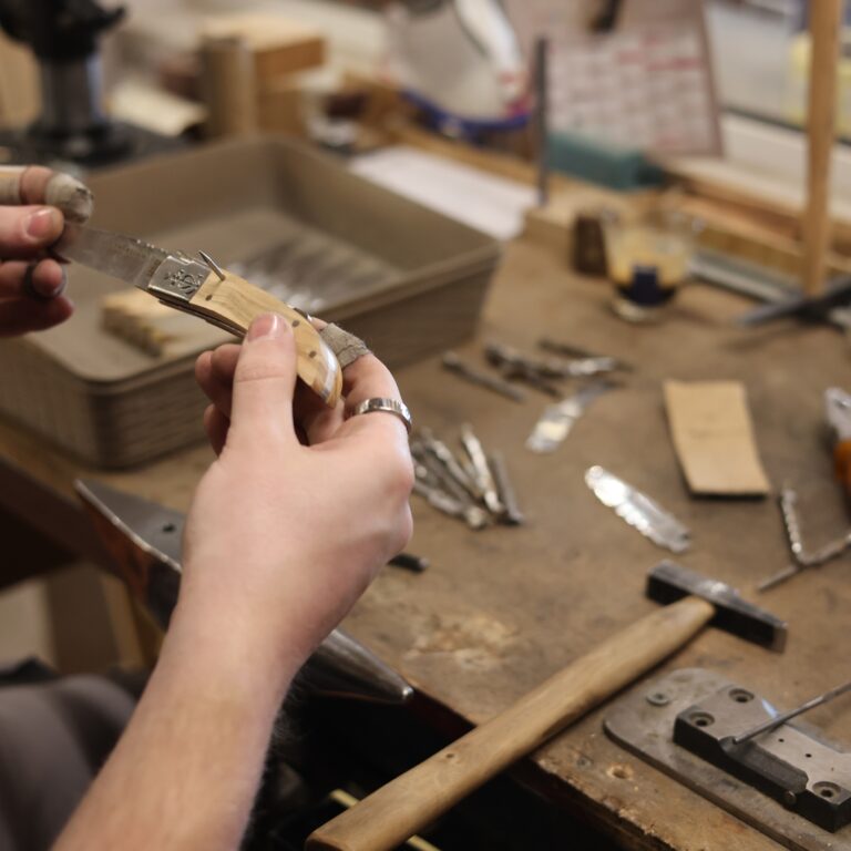 Fabrication artisanale couteau traditionnel à Nîmes Coutellerie Le Camarguais - Visites et stages