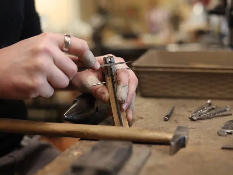 Vivez une expérience artisanale unique : créez votre propre couteau Le Camarguais