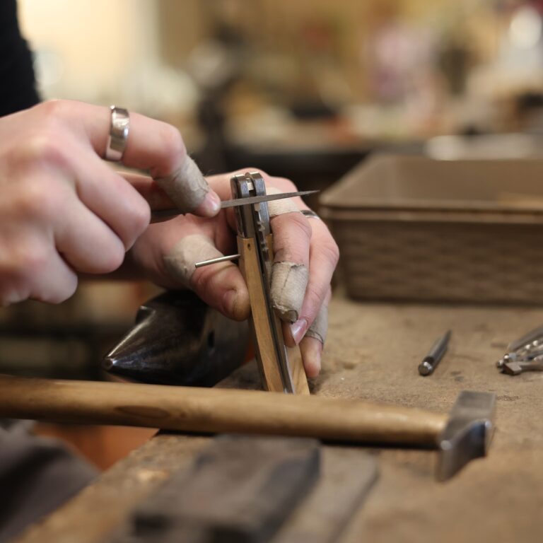 Fabrication artisanale couteau traditionnel à Nîmes Coutellerie Le Camarguais - Visites et stages