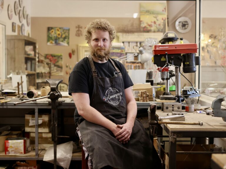 Rencontre avec Robin, artisan à la coutellerie Le Camarguais