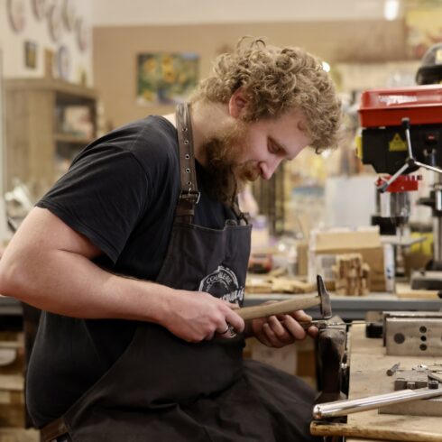 Fabrication artisanale couteau traditionnel à Nîmes Coutellerie Le Camarguais - Visites et stages