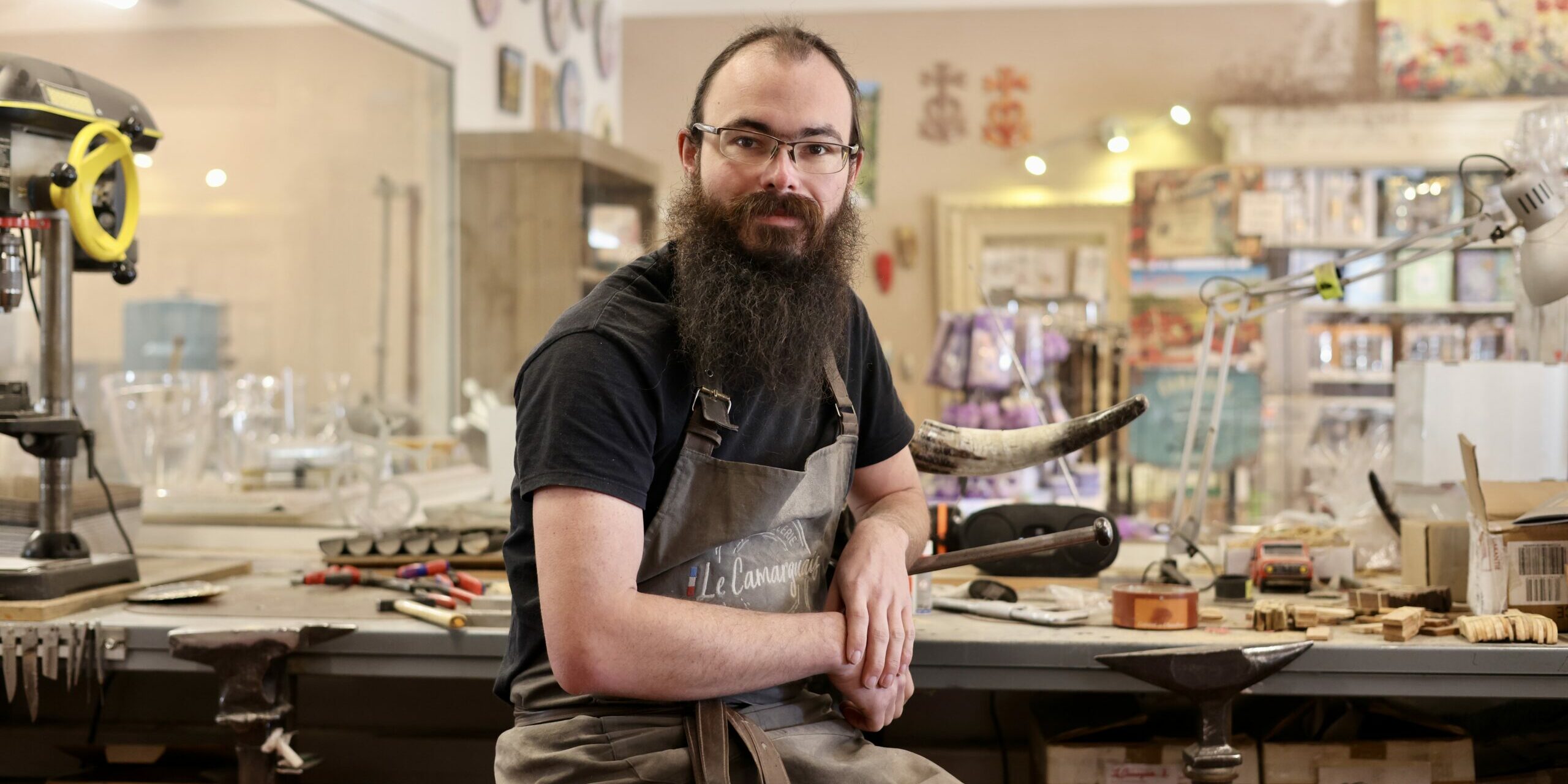 Rencontre avec Lionel, artisan à l’atelier de la coutellerie Le Camarguais