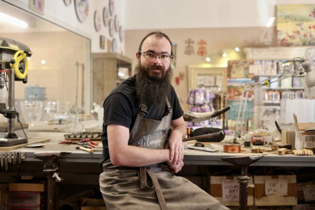 Rencontre avec Lionel, artisan à l’atelier de la coutellerie Le Camarguais
