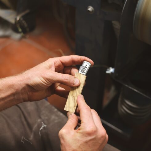 Tristan PEUGEOT fabrique son propre couteau à la Coutellerie Le Camarguais