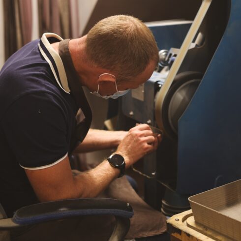 Tristan PEUGEOT fabrique son propre couteau à la Coutellerie Le Camarguais