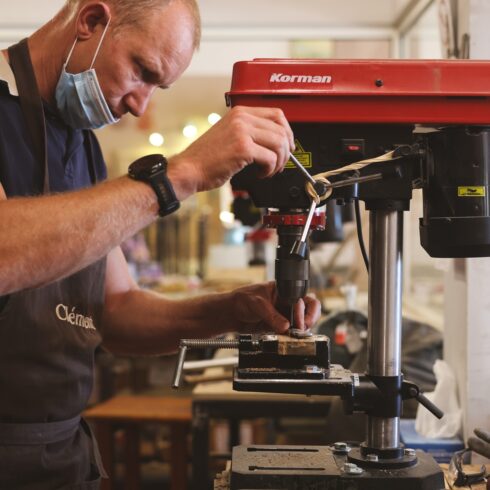 Tristan PEUGEOT fabrique son propre couteau à la Coutellerie Le Camarguais