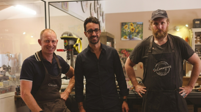 Tristan Peugeot devient coutelier d'un jour à la Coutellerie Le Camarguais