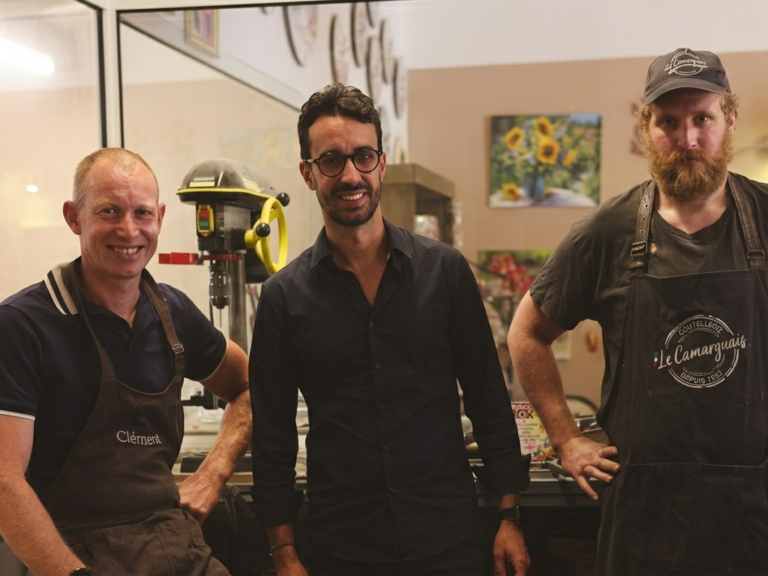 Tristan Peugeot devient coutelier d'un jour à la Coutellerie Le Camarguais