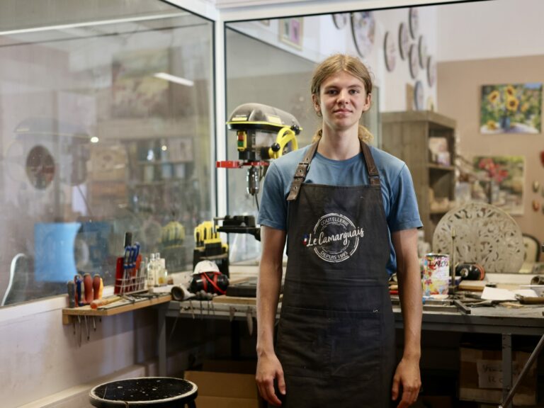 Rencontre avec Théo, apprenti à l’atelier de la Coutellerie Le Camarguais