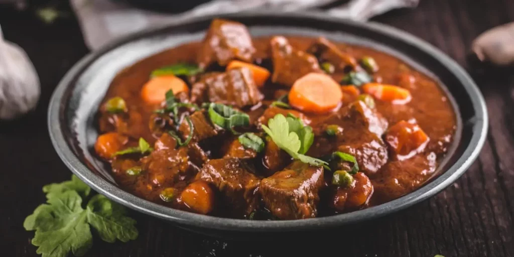 Gardianne de Taureau : le plat emblématique de la Camargue Gardianne de Taureau : le plat emblématique de la Camargue