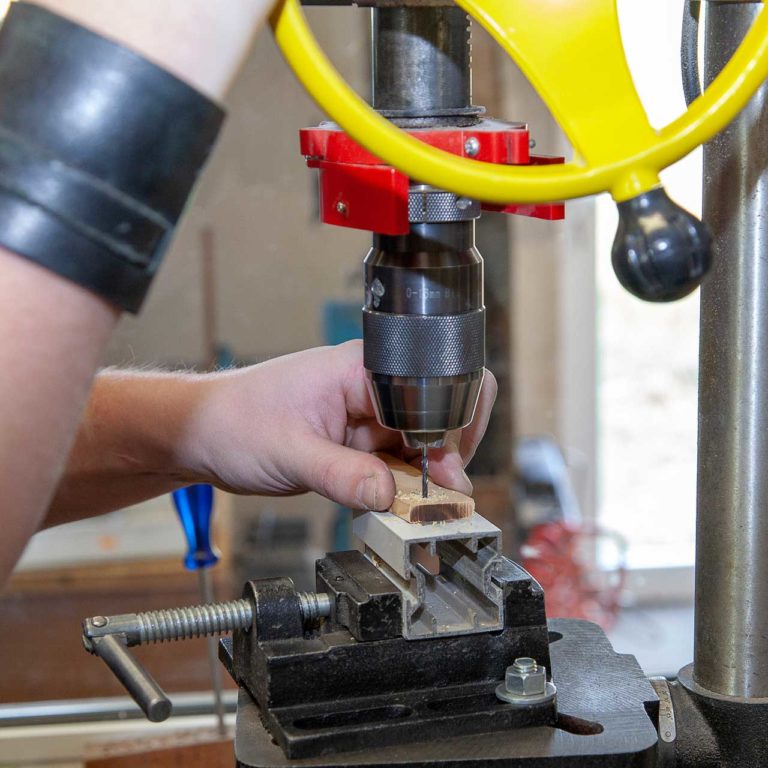 Fabrication artisanale couteau traditionnel à Nîmes Coutellerie Le Camarguais - Visites et stages