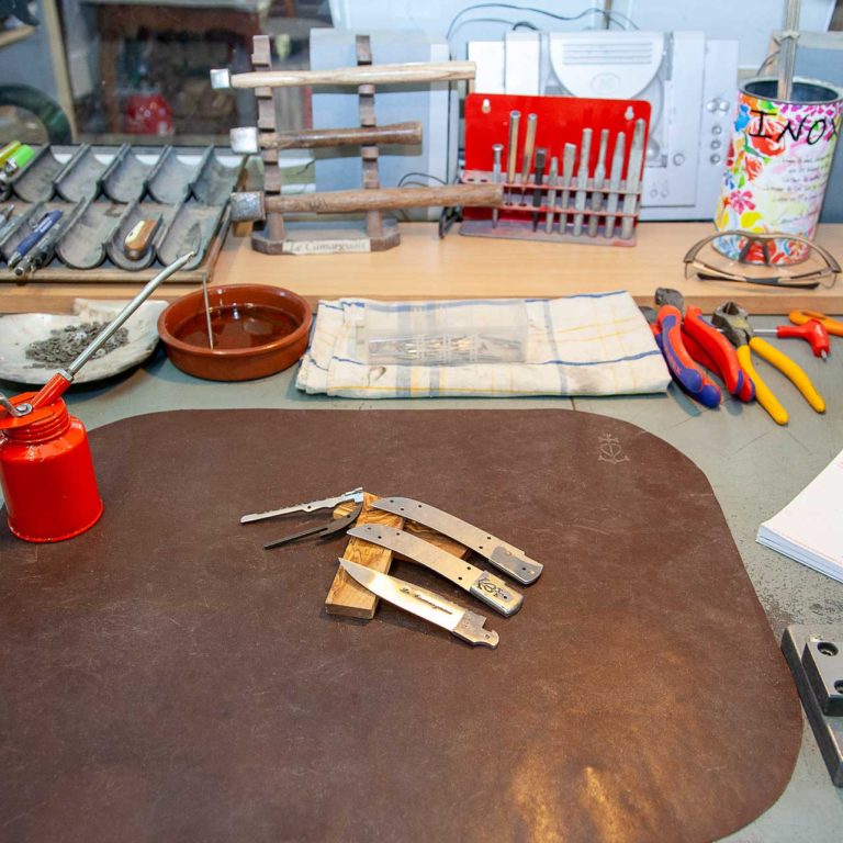 Fabrication artisanale couteau traditionnel à Nîmes Coutellerie Le Camarguais - Visites et stages