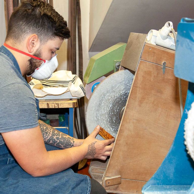 Fabrication artisanale couteau traditionnel à Nîmes Coutellerie Le Camarguais - Visites et stages