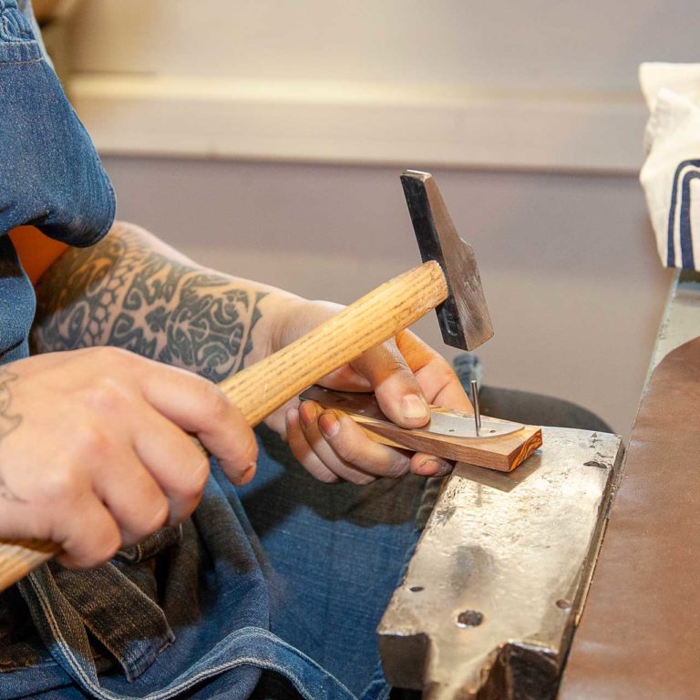 Fabrication artisanale couteau traditionnel à Nîmes Coutellerie Le Camarguais