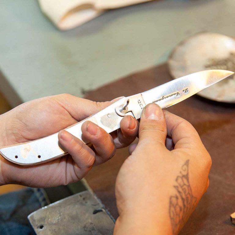 Fabrication artisanale couteau traditionnel à Nîmes Coutellerie Le Camarguais