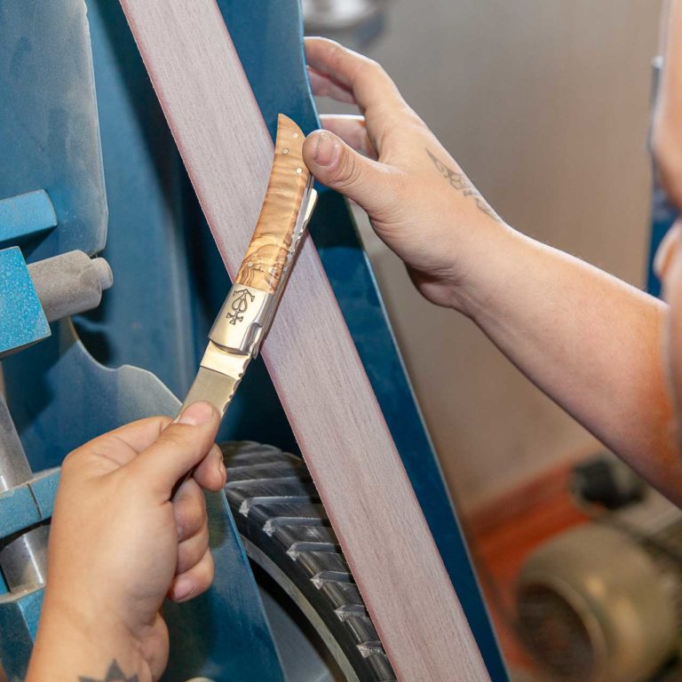 Fabrication artisanale couteau traditionnel à Nîmes Coutellerie Le Camarguais - Visites et stages